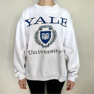 Vintage 1990’s Yale University Galt Sand graphic sweatshirt. 🤍